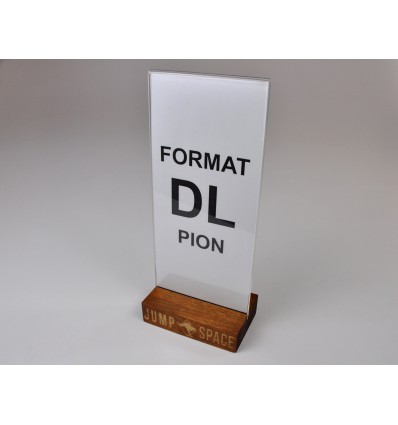 Stojak z plexi z drewnianą podstawką i grawerem- format DL